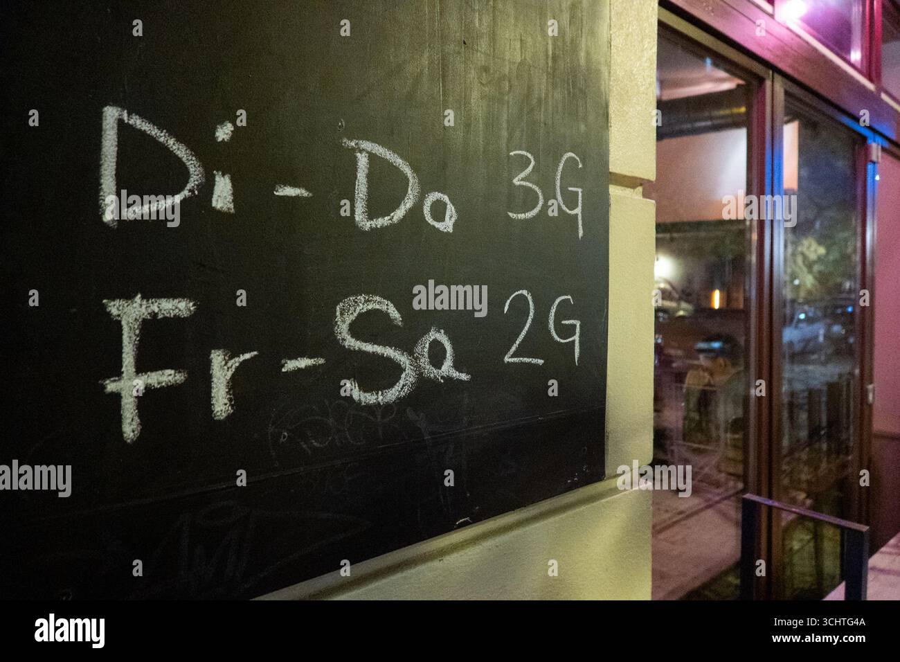BERLINO - 10 ottobre 2021: Al fine di incoraggiare i tassi di vaccinazione durante la pandemia, gli stabilimenti notturni sono stati incoraggiati a consentire ai clienti vaccinati ("2G") solo nei fine settimana, mentre i clienti non vaccinati ma testati ("3G") potevano visitare in altri giorni della settimana. Firma in un bar di Berlino il 27 ottobre 2021. Foto Stock