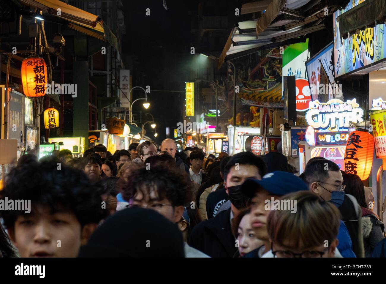 TAIPEI, TAIWAN - 18 dicembre: Folle di persone hanno affollato il mercato notturno di Shilin il 18 dicembre a Taipei, Taiwan. Foto Stock