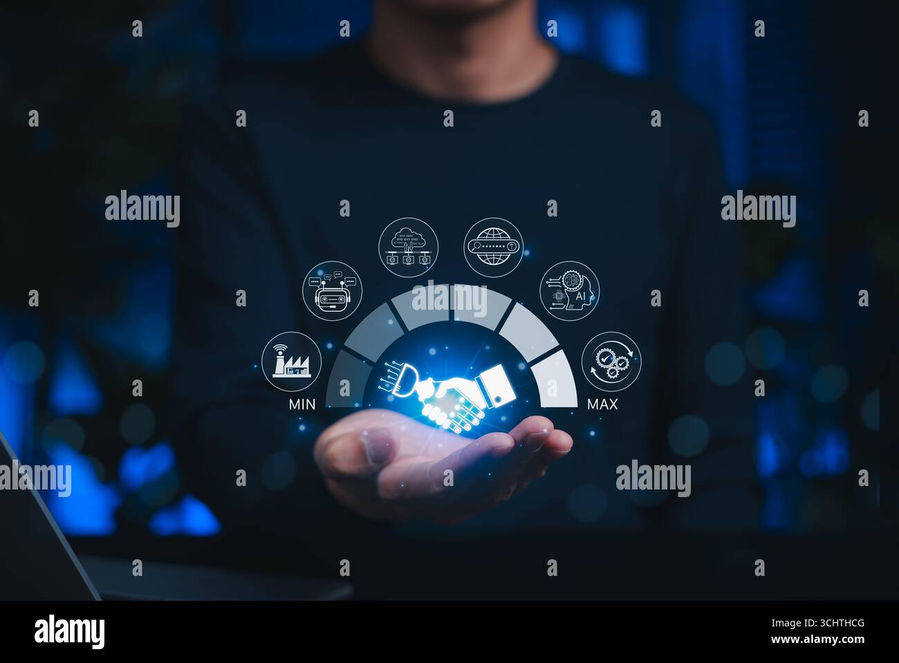 Concetto di collaborazione umana e ai. Persona con un'icona lucente di stretta di mano che rappresenta la partnership tra intelligenza artificiale e esseri umani, Foto Stock