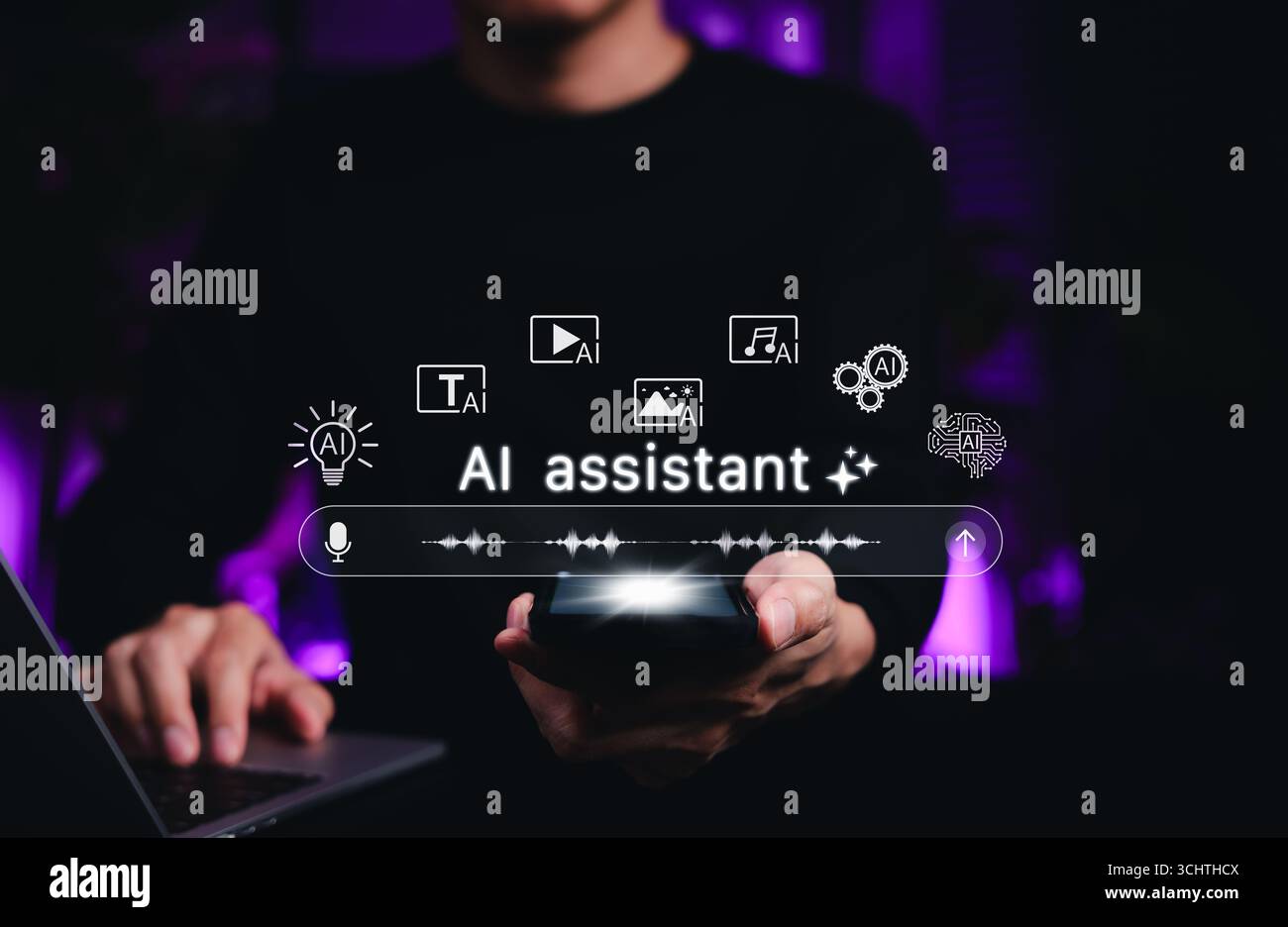Concetto di tecnologia AI Assistant. Persona che utilizza lo smartphone per interagire con un assistente vocale ai, icone digitali che rappresentano l'intelligenza artificiale Foto Stock
