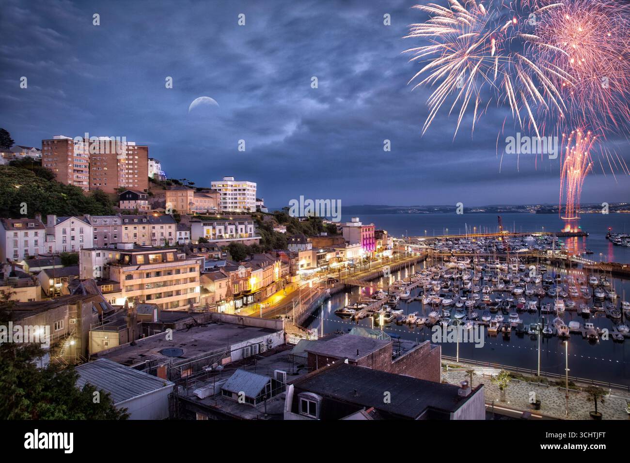 GB - DEVON: Torquay Harbour di notte con Tor Bay sullo sfondo (fotografia di Edmund Nagele FRPS) Foto Stock
