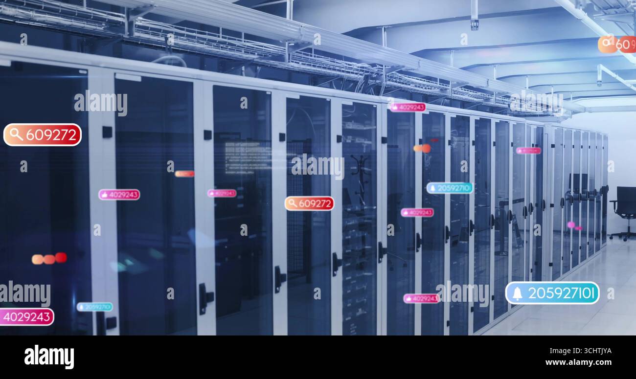 Rivelazione di armadi server contenenti hardware di rete nel data center, con sovrapposizioni mobili Foto Stock