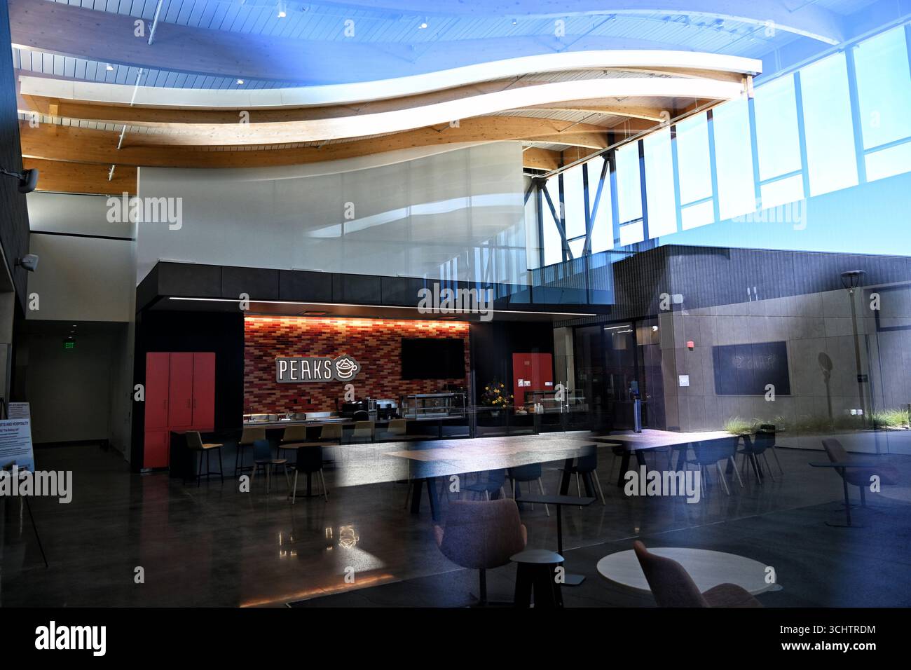 TUSTIN, CALIFORNIA - 17 AUG 2025: Peaks Coffee Bar nel Saddleback Building all'ATEP, l'Advanced Technology and Education Park. Foto Stock