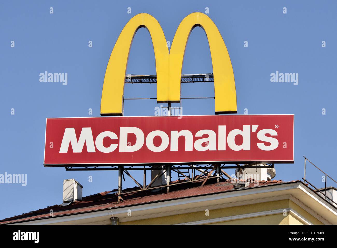 Pubblicità gigante con il logo McDonald's su edifici residenziali a Sofia, Bulgaria, Europa orientale, Balcani, UE Foto Stock