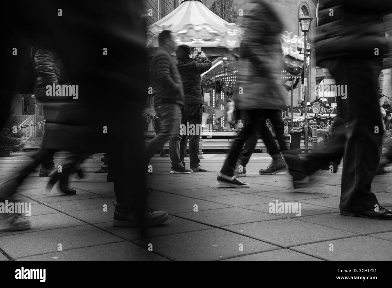 Fotografia di strada in bianco e nero con Motion Blur – Urban Crowd and Carousel Foto Stock