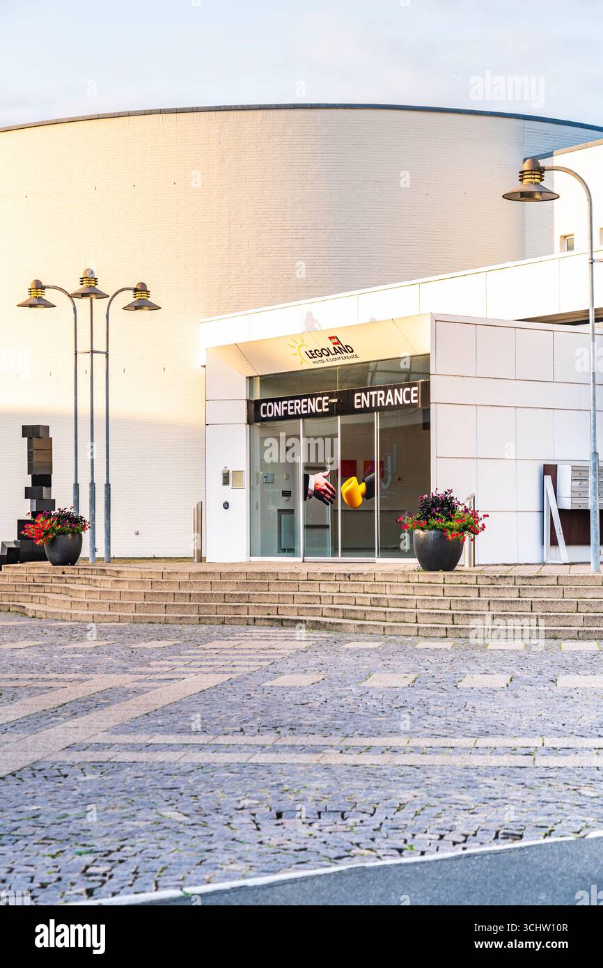 L'ingresso conferenze dell'hotel Legoland presenta un'architettura moderna con fiori vibranti e luci decorative. E' uno spazio accogliente per eventi. Foto Stock