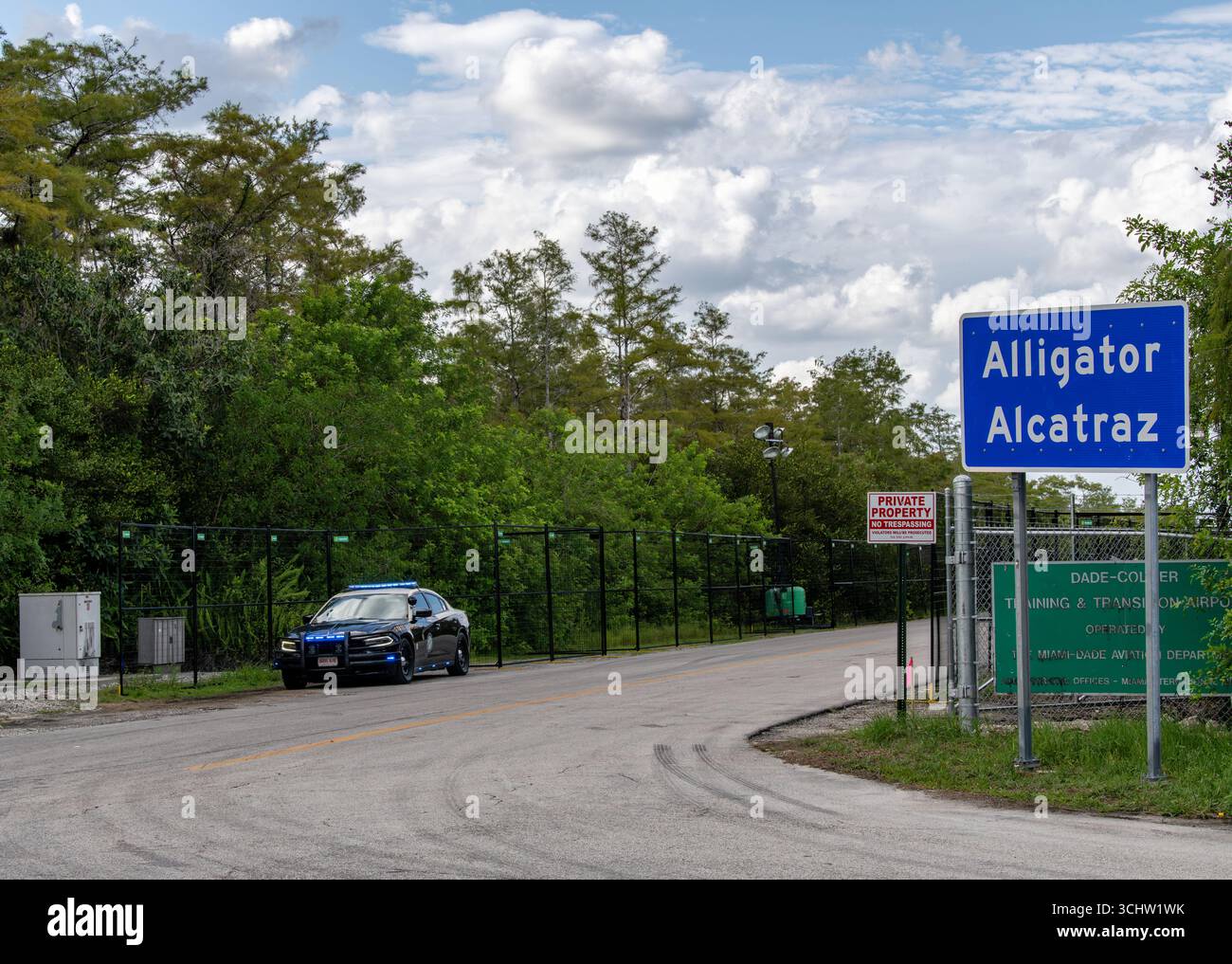 Ingresso alla struttura di detenzione per l'immigrazione Alligator Alcatraz della Florida situata all'interno della Big Cypress National Preserve delle Everglades della Florida. Foto Stock