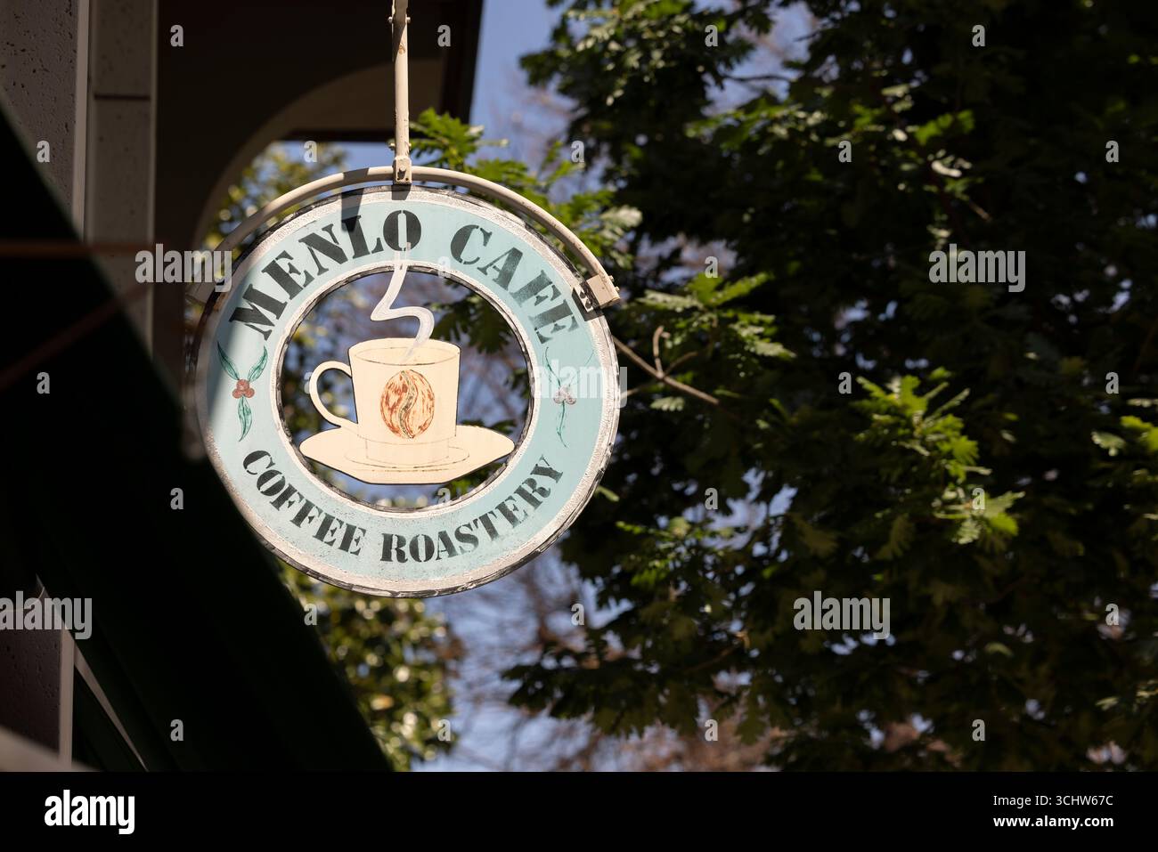 Menlo Park, California, Stati Uniti d'America - 18 aprile 2025: Il sole del pomeriggio splende sul cartello del centro di Menlo Cafe Coffee Roasters. Foto Stock
