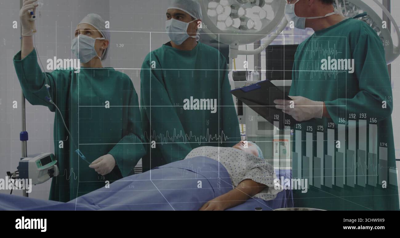 Regolazione dell'anestesista flebo IV in collaborazione con l'équipe intorno al paziente in SALA OPERATORIA, con il monitor ECG Foto Stock