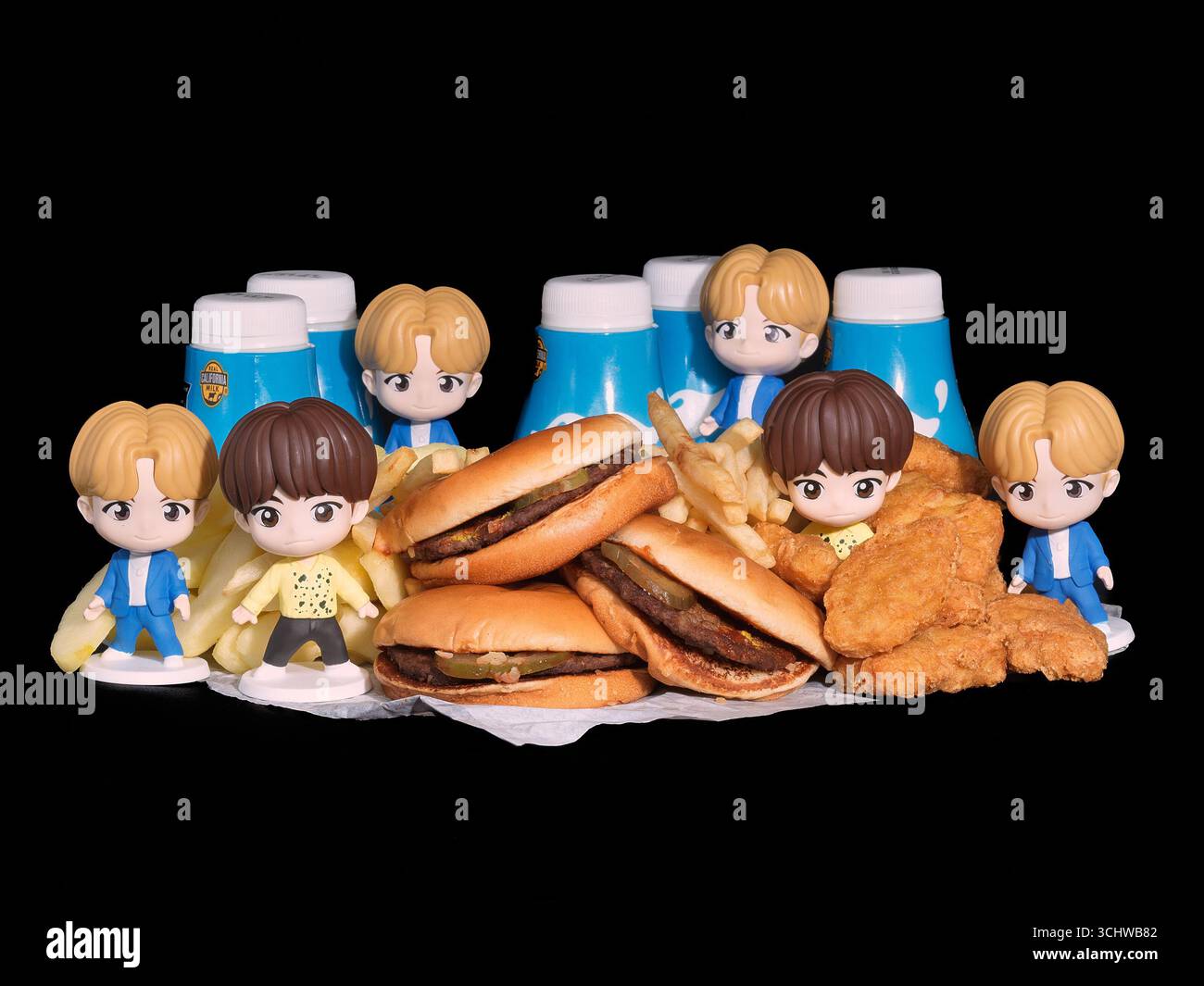 Palm Springs, California, Stati Uniti. 3 settembre 2025. Palm Springs, California "" 3 settembre 2025: McDonald's inizia il suo nuovo tie-in promozionale con i giocattoli da collezione TinyTAN. I TinyTAN sono personaggi animati in stile chibi creati dalla Big Hit Entertainment (ora HYBE), ognuno dei quali rappresenta un membro del gruppo pop sudcoreano BTS. La promozione combina i giocattoli con una selezione di opzioni di happy food, tra cui hamburger o Chicken McNuggets, patatine fritte, fette di mele e latte. Di seguito sono riportate due delle cifre TinyTAN mostrate accanto agli alimenti, parte del lancio globale della collab a tempo limitato Foto Stock