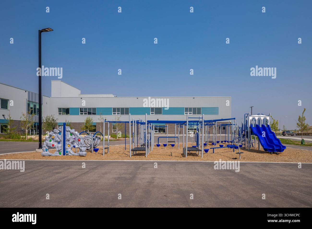 Immagine vibrante che cattura il parco giochi della Holy Trinity Catholic School di Warman. Quest'area offre agli studenti spazio per giocare, svolgere attività fisica, Foto Stock