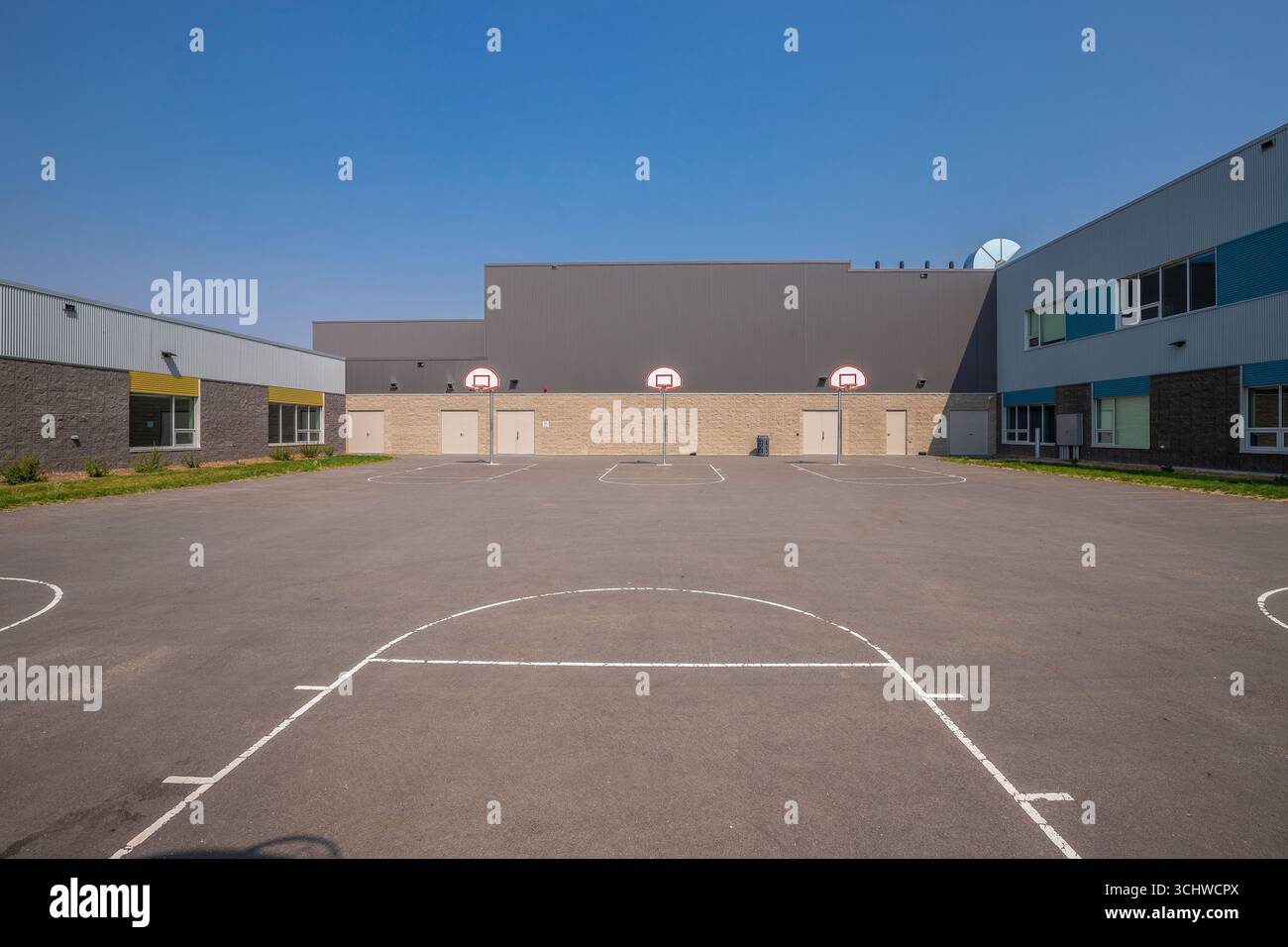 Immagine vibrante che cattura il parco giochi della Holy Trinity Catholic School di Warman. Quest'area offre agli studenti spazio per giocare, svolgere attività fisica, Foto Stock