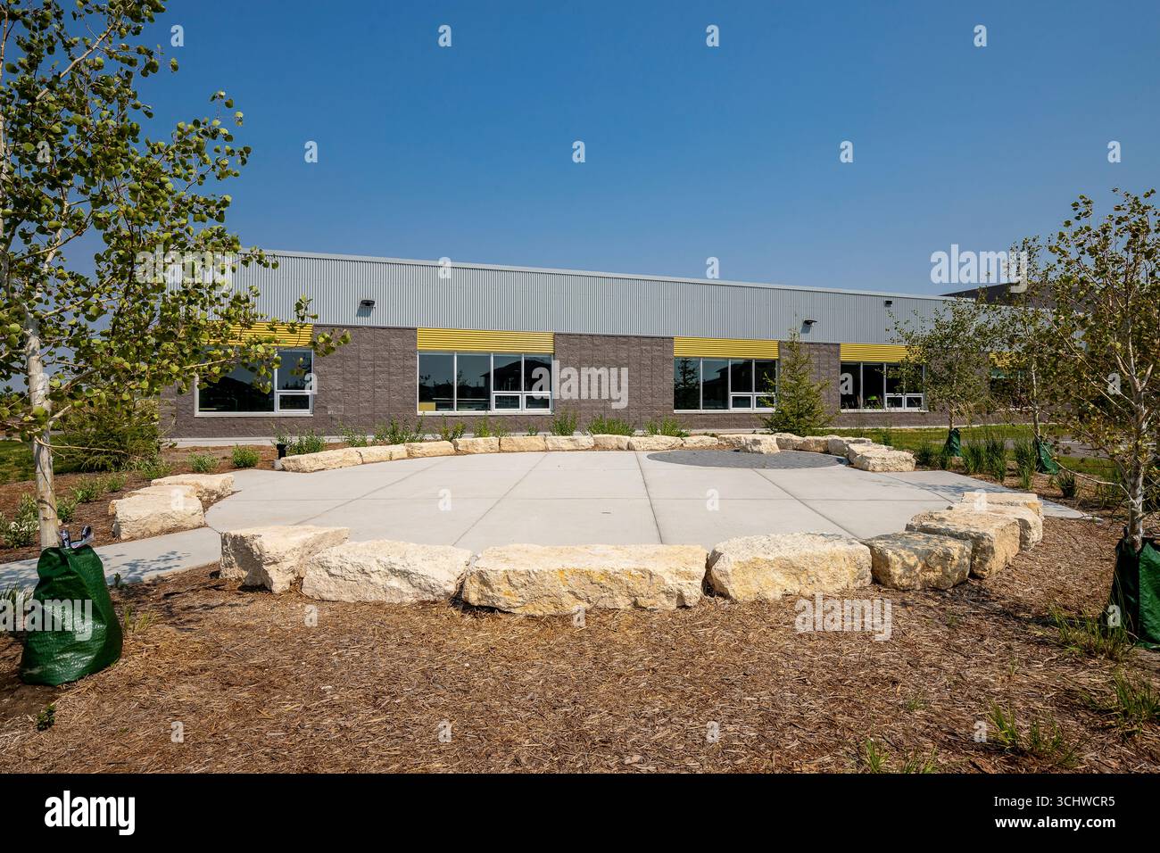 Immagine vibrante che cattura il parco giochi della Holy Trinity Catholic School di Warman. Quest'area offre agli studenti spazio per giocare, svolgere attività fisica, Foto Stock