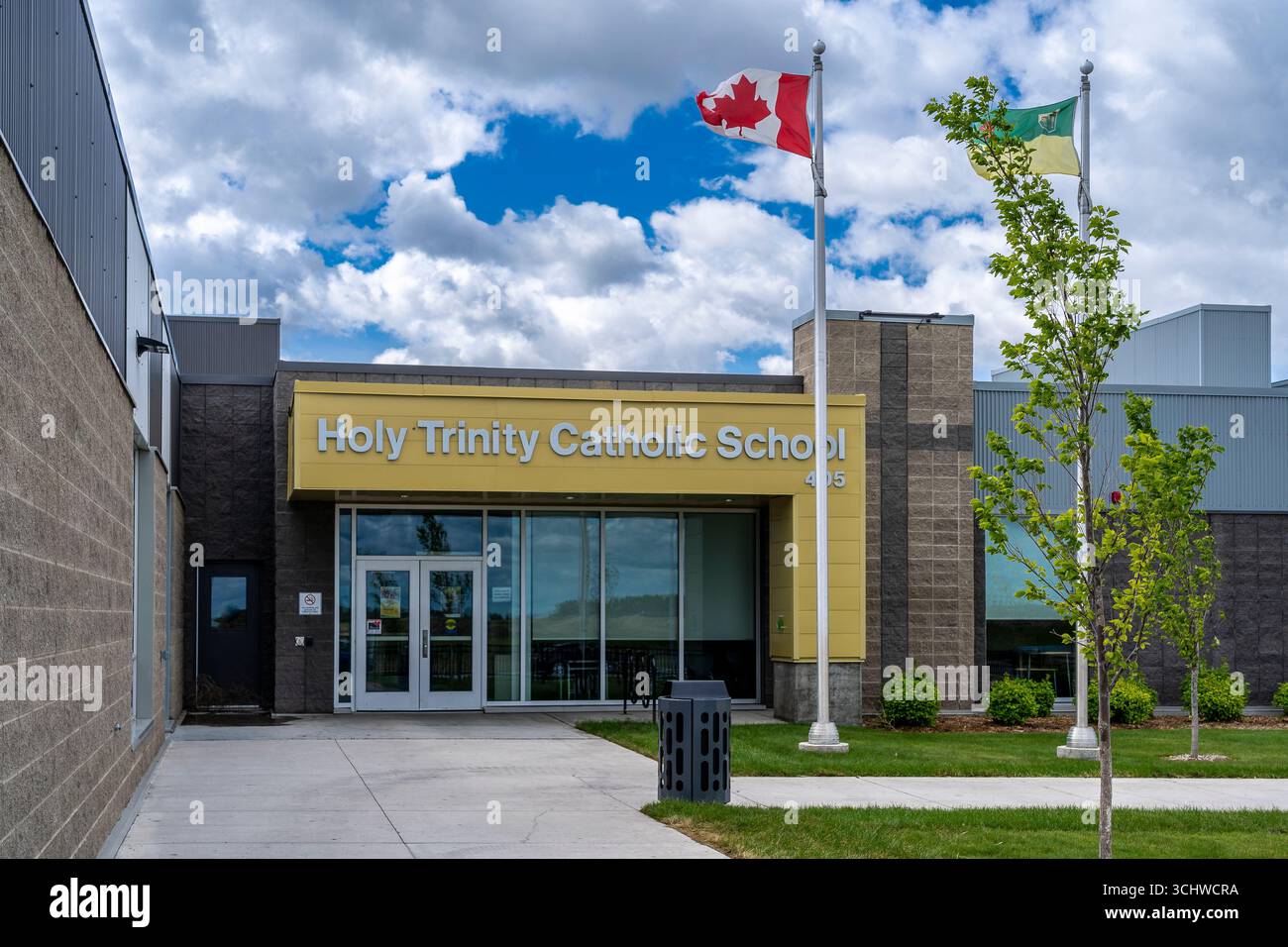 Foto a terra dell'ingresso principale alla Holy Trinity Catholic School, che mostra la sua architettura moderna e il design accogliente. L'ingresso serve da bot Foto Stock