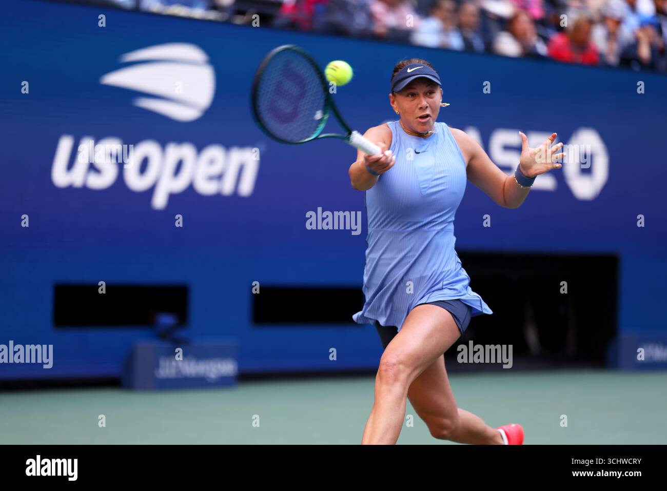 Flushing Meadows, New York - Amanda Anisimova durante la sua vittoria sul numero 2 di serie IgA Swiatek di, Polonia. 3 settembre 2025. Agli US Open. Crediti: Adam Stoltman/Alamy Live News Foto Stock