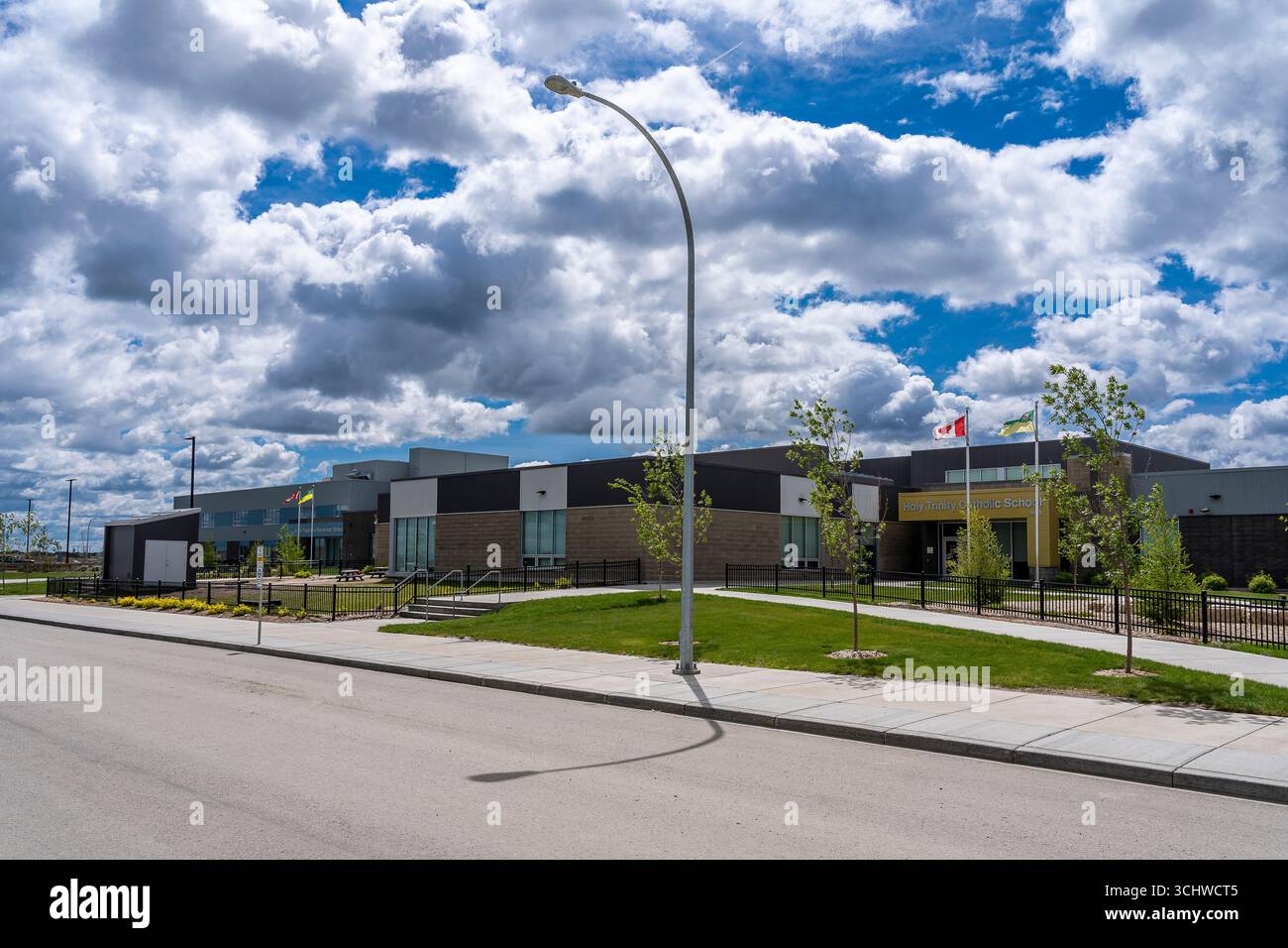 Foto a terra dell'ingresso principale alla Holy Trinity Catholic School, che mostra la sua architettura moderna e il design accogliente. L'ingresso serve da bot Foto Stock
