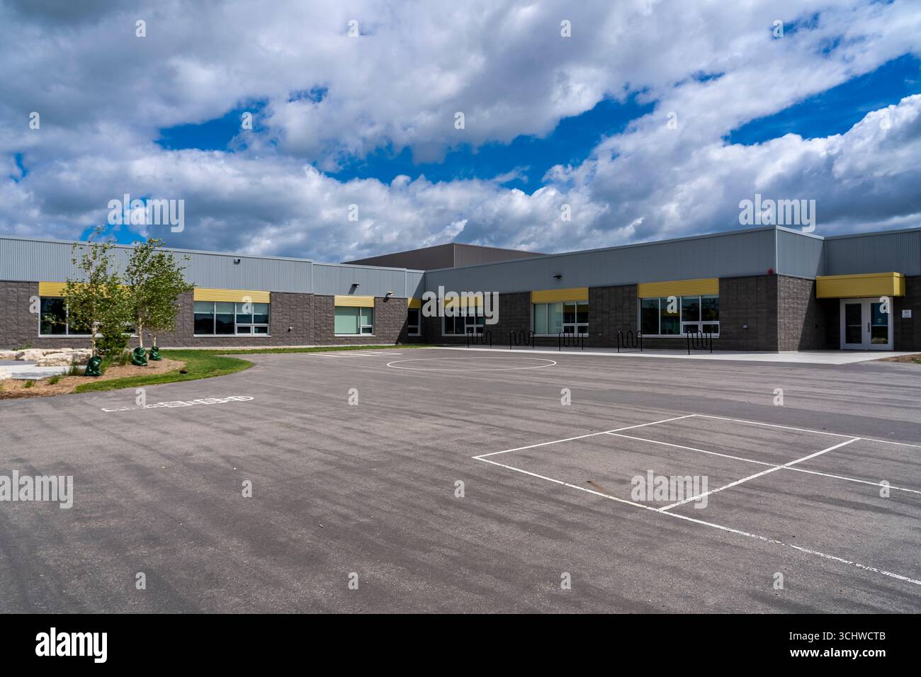 Immagine vibrante che cattura il parco giochi della Holy Trinity Catholic School di Warman. Quest'area offre agli studenti spazio per giocare, svolgere attività fisica, Foto Stock