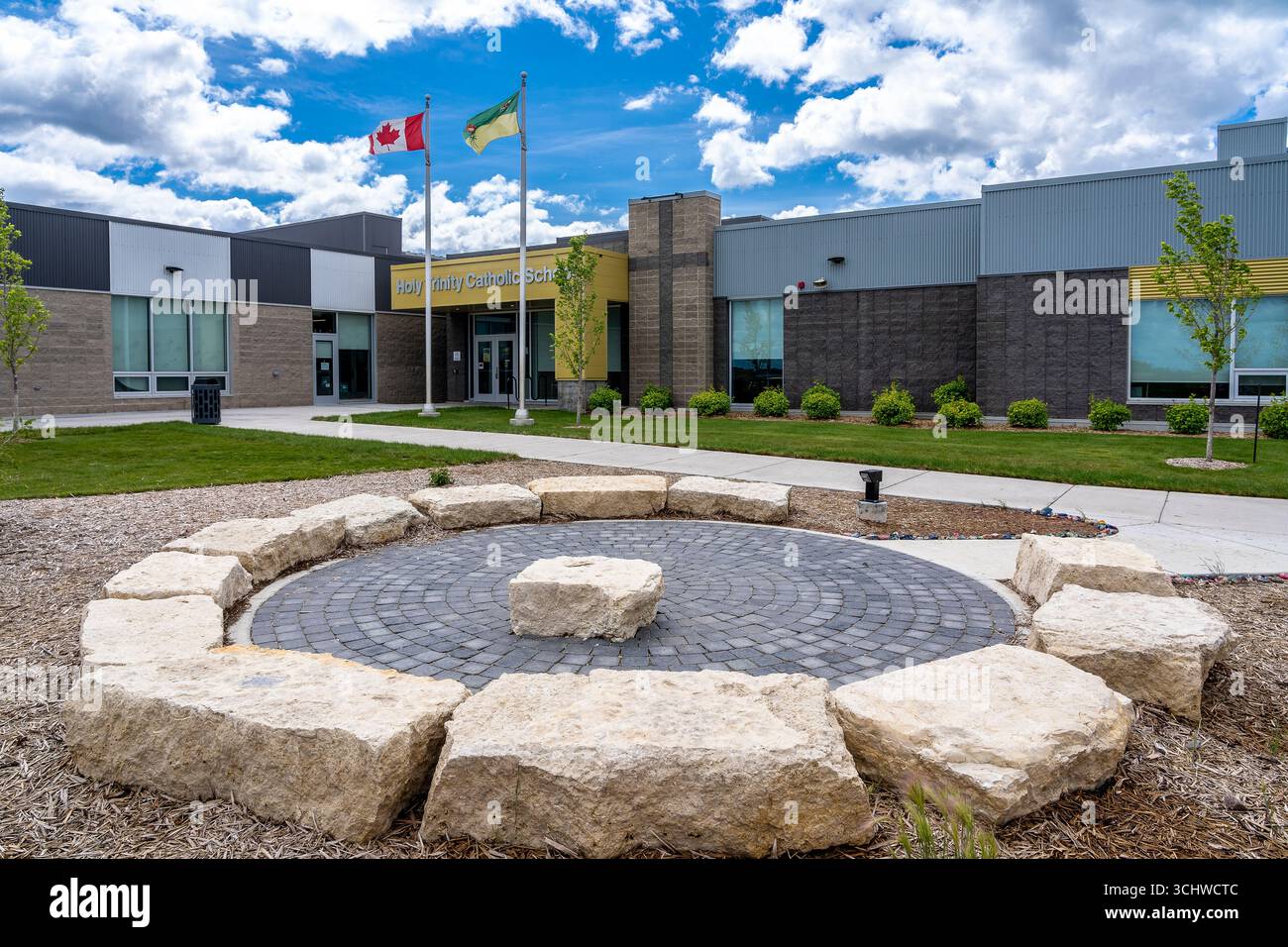Foto a terra dell'ingresso principale alla Holy Trinity Catholic School, che mostra la sua architettura moderna e il design accogliente. L'ingresso serve da bot Foto Stock