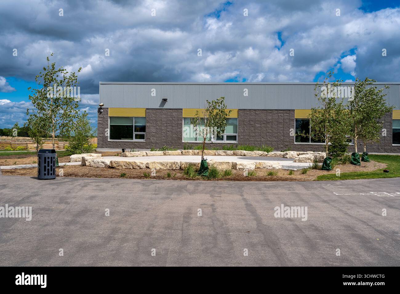 Immagine vibrante che cattura il parco giochi della Holy Trinity Catholic School di Warman. Quest'area offre agli studenti spazio per giocare, svolgere attività fisica, Foto Stock