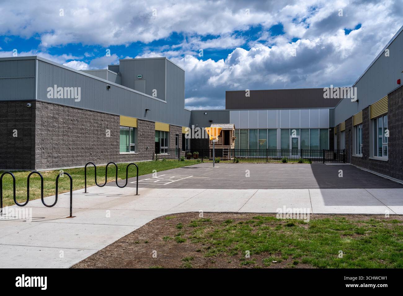 Foto a terra dell'ingresso principale alla Holy Trinity Catholic School, che mostra la sua architettura moderna e il design accogliente. L'ingresso serve da bot Foto Stock