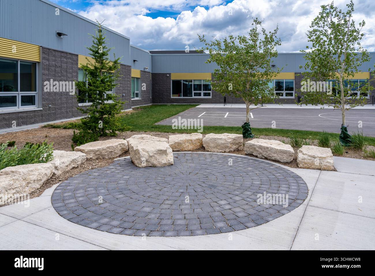 Immagine vibrante che cattura il parco giochi della Holy Trinity Catholic School di Warman. Quest'area offre agli studenti spazio per giocare, svolgere attività fisica, Foto Stock