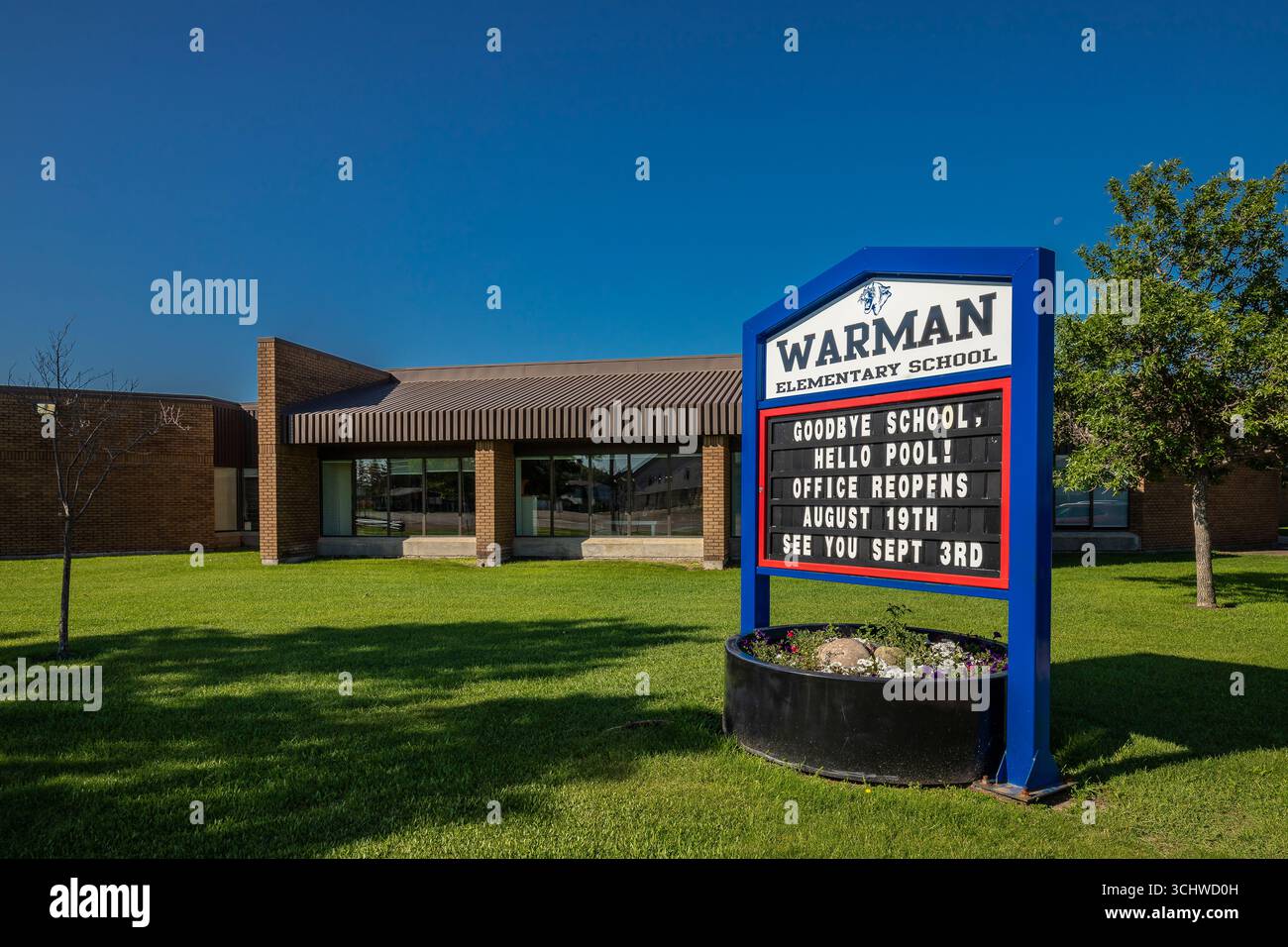 Foto al piano terra dell'ingresso principale della Warman Elementary School. La vista mette in risalto il suo design accogliente e i percorsi accessibili, che rappresentano il ga Foto Stock