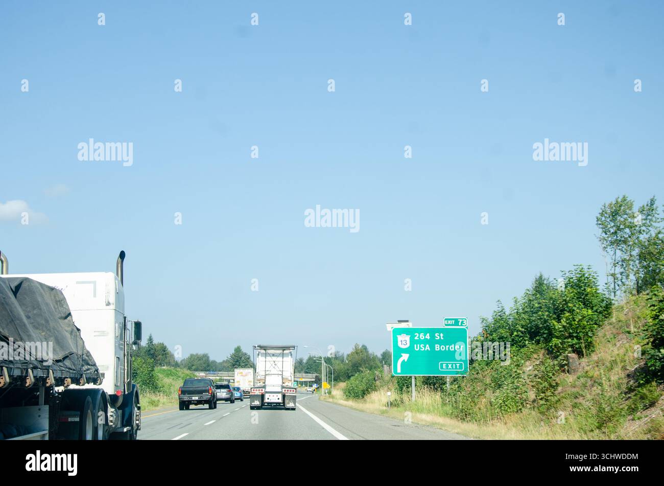 Segnaletica stradale che indica il confine con gli Stati Uniti su un'autostrada del Canada Foto Stock