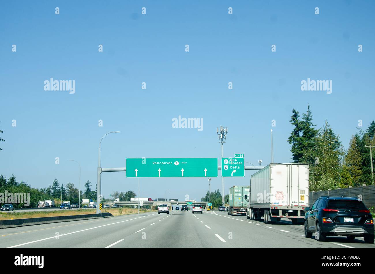 Segnaletica stradale che indica il confine con gli Stati Uniti su un'autostrada del Canada Foto Stock