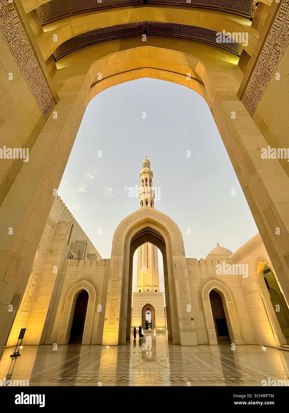 Vista della grande Moschea del Sultano Qaboos a Mascate, Oman, con corridoi ad arco e minareto centrale. 16 novembre 2024 a Mascate, Oman. Foto Stock
