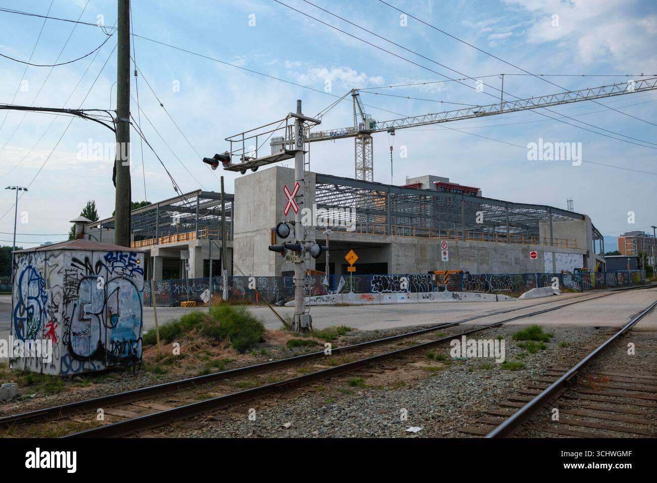 Binari ferroviari a Strathcona presso la nuova concessionaria Tesla che va su, Vancouver, British Columbia. Foto Stock