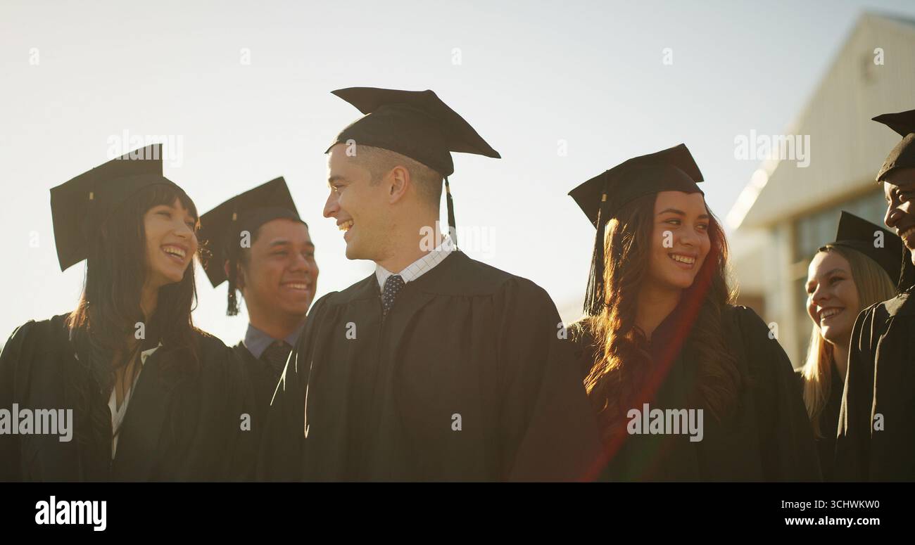 Laurea, studenti e gruppo con cappelli, college e celebrazione di traguardo e successo accademico. Università, risultati e persone con vesti per Foto Stock