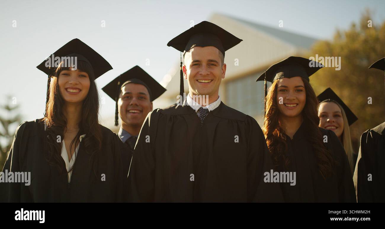 Laurea, ritratto e gruppo con sorriso, cerimonia o celebrazione del traguardo o del successo accademico. Università, risultati e persone con vesti per Foto Stock