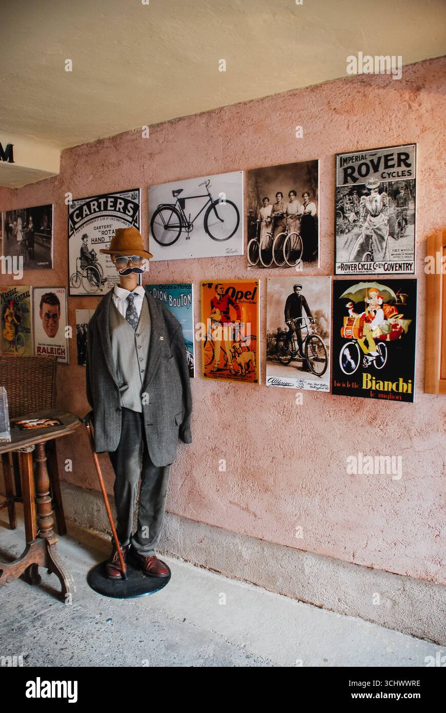 Varazdin, Croazia - 29 agosto 2012 - esposizione di poster in bicicletta d'epoca con manichino in un ambiente storico. Foto Stock