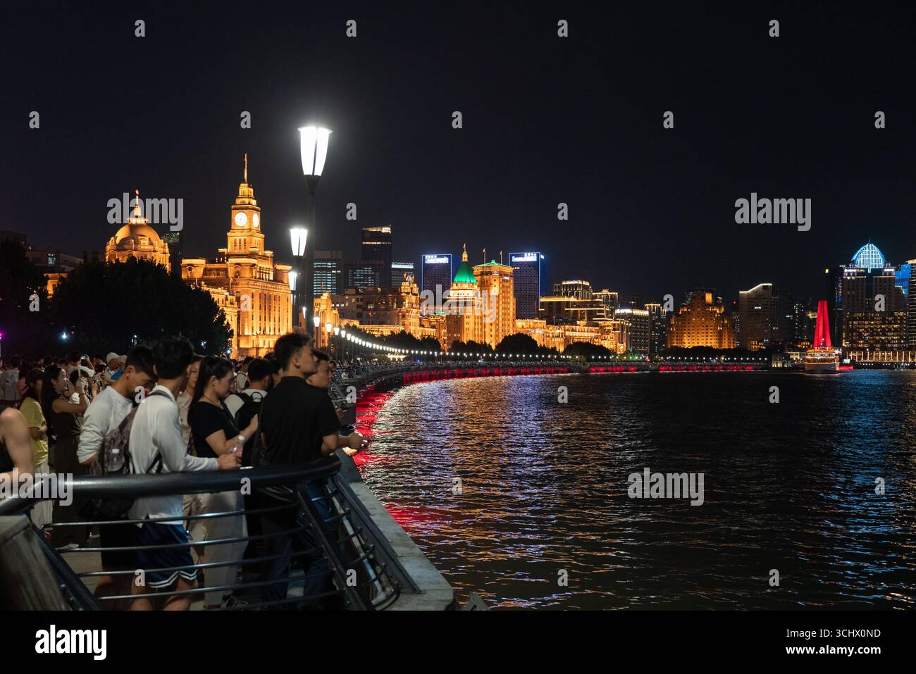 Il lungofiume Huangpu in serata a Shanghai, Cina Foto Stock