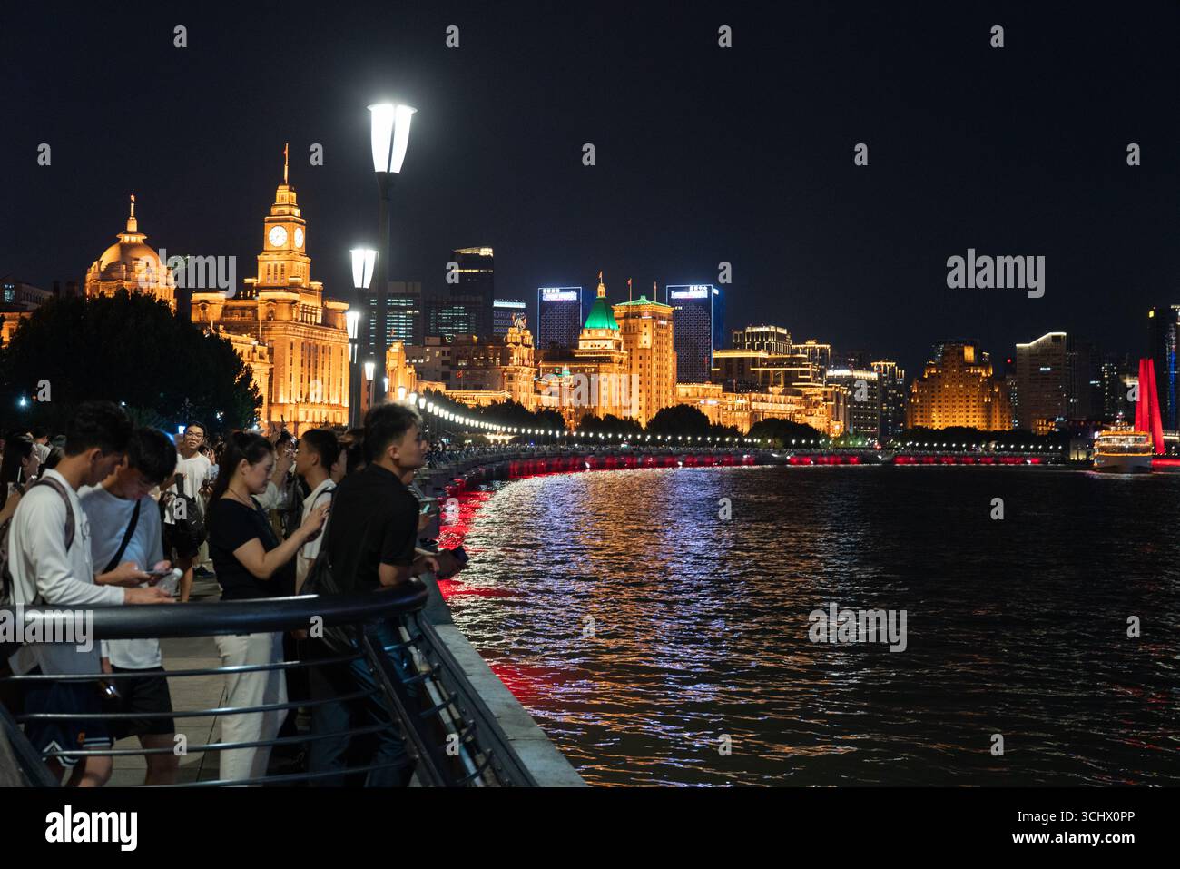 Il lungofiume Huangpu in serata a Shanghai, Cina Foto Stock