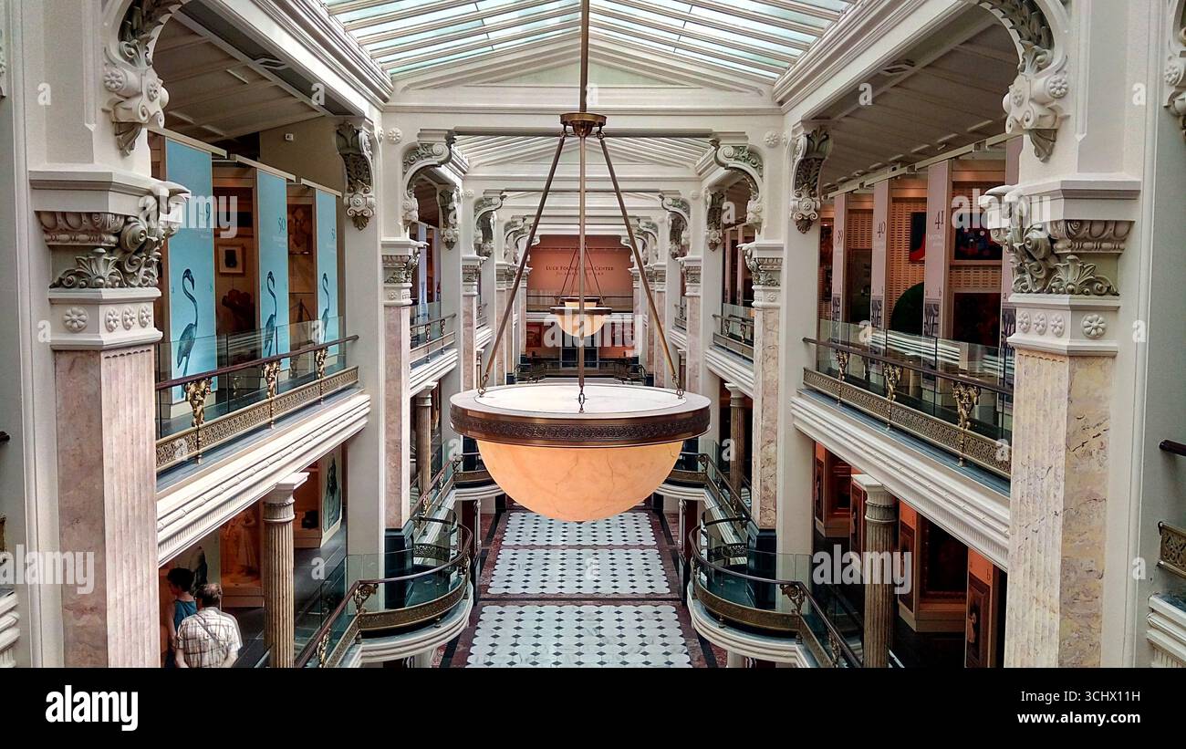 Grande vista interna del luce Foundation Center, dello Smithsonian American Art Museum, Washington D.C., con colonne ornate e soffitto in vetro. Foto Stock