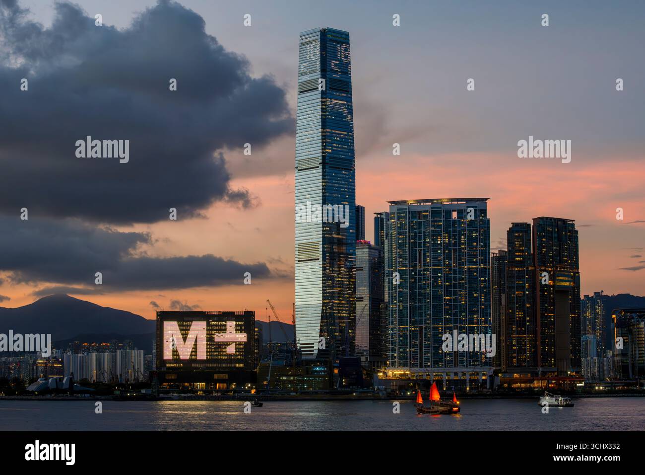 L'ICC International Commerce Centre e il nuovo museo M+ di cultura visiva di Hong Kong, Victoria Harbour, Hong Kong, Cina. Foto Stock