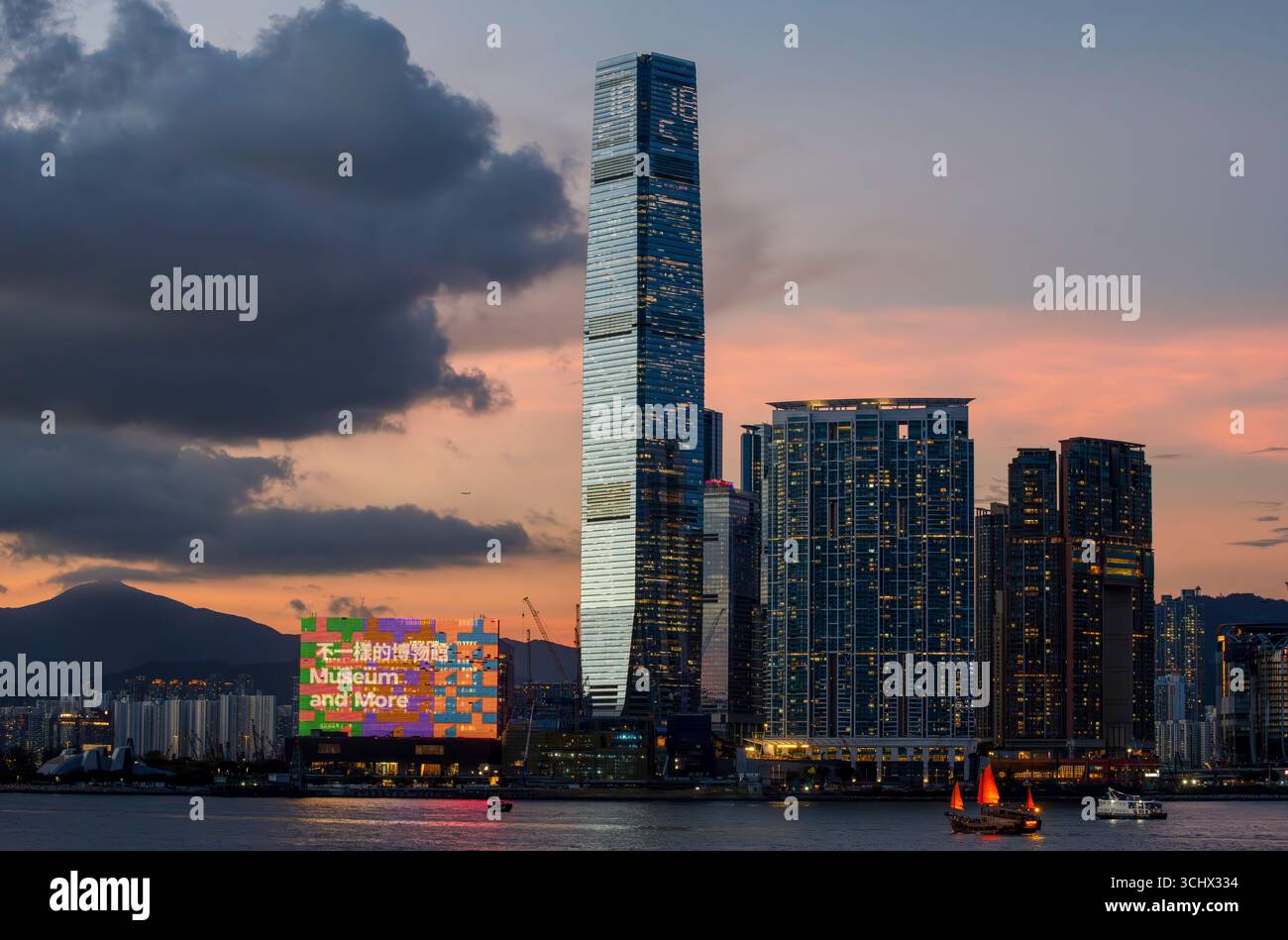 L'ICC International Commerce Centre e il nuovo museo M+ di cultura visiva di Hong Kong, Victoria Harbour, Hong Kong, Cina. Foto Stock