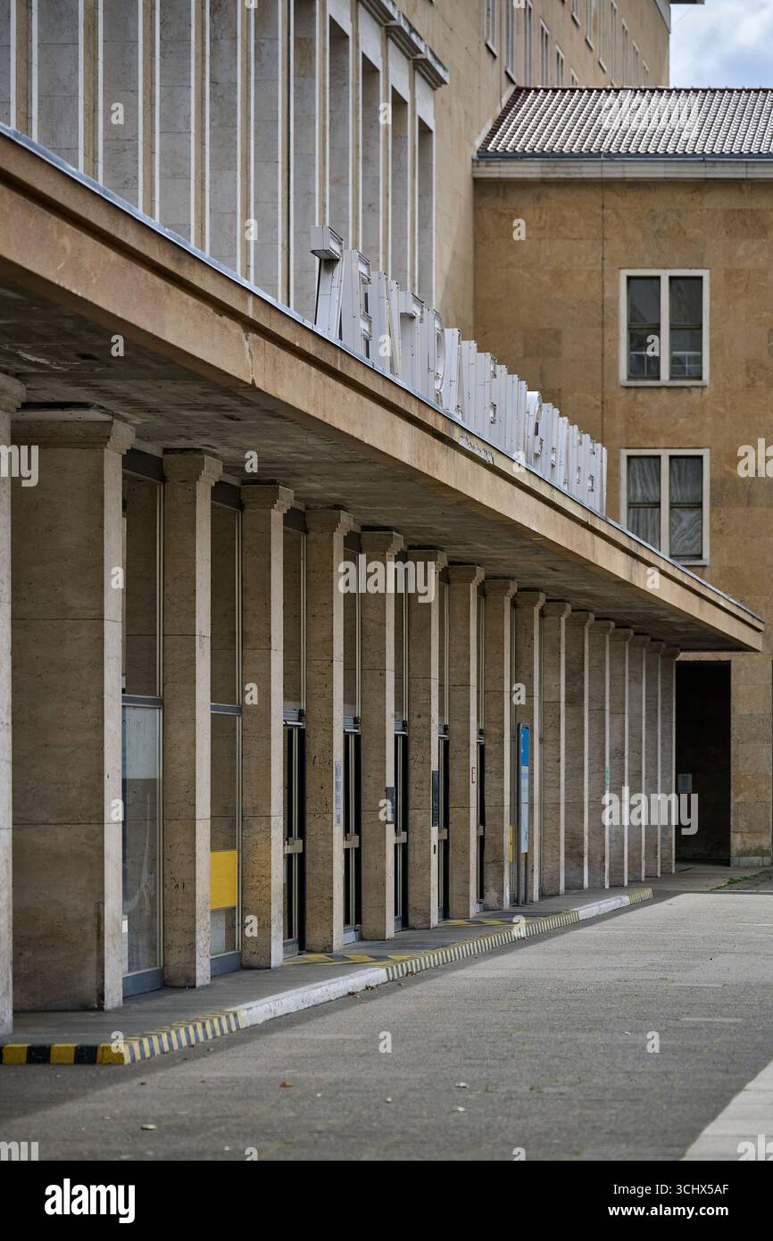 Corridoio lungo, pilastri di pietra, aeroporto di Tempelhof, luce naturale, orizzontale, architettura vuota, documentario editoriale, percorso concettuale, viaggio, solitudine, BER Foto Stock