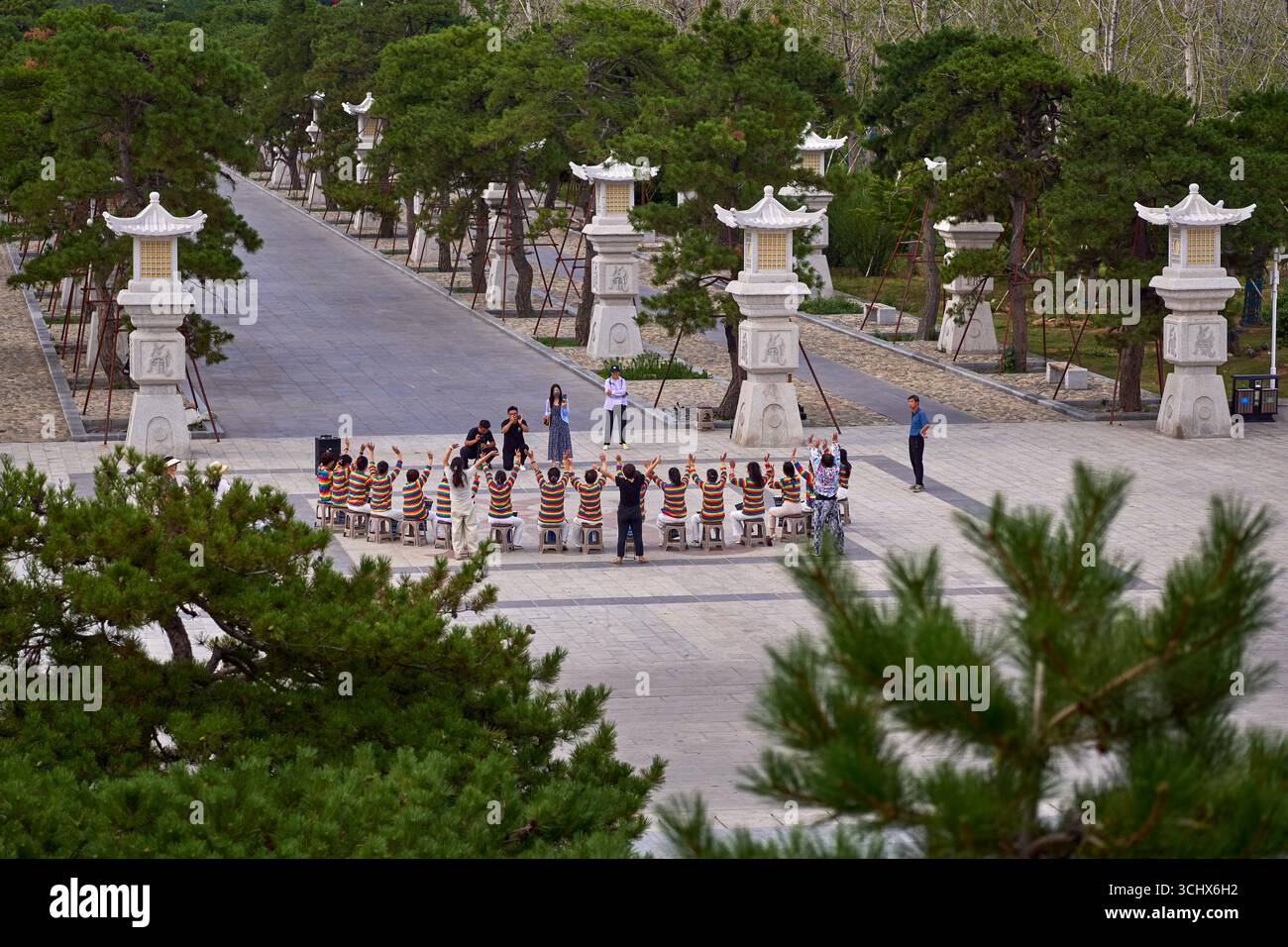 Gruppo di batteriste che si esibiscono di fronte al Tempio di Daimiao o al Tempio dai alla base del Monte Tai, Tai'an, Cina Foto Stock