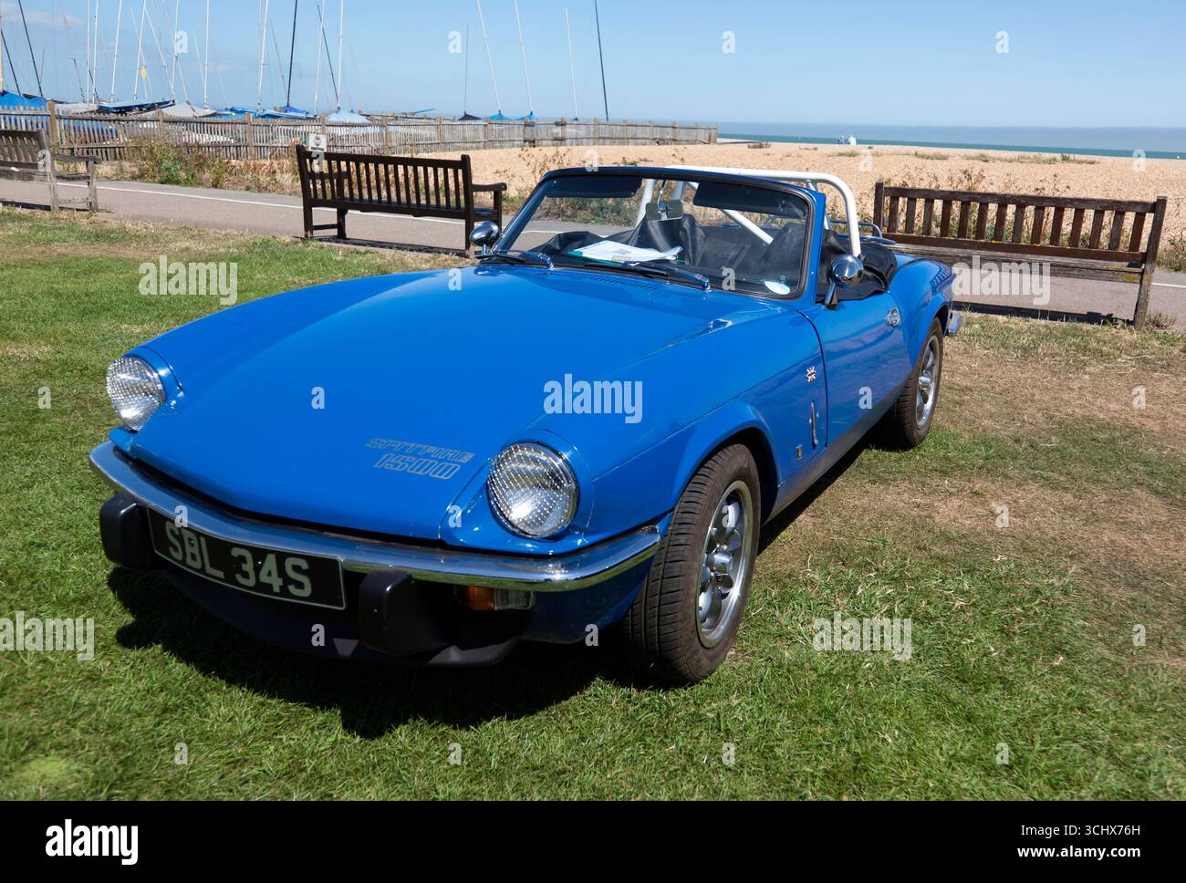 Vista frontale di tre quarti di una Triumph Spitfire blu, 1977, 1500, in mostra al Deal and Walmer Classic Car Show 2025. Foto Stock