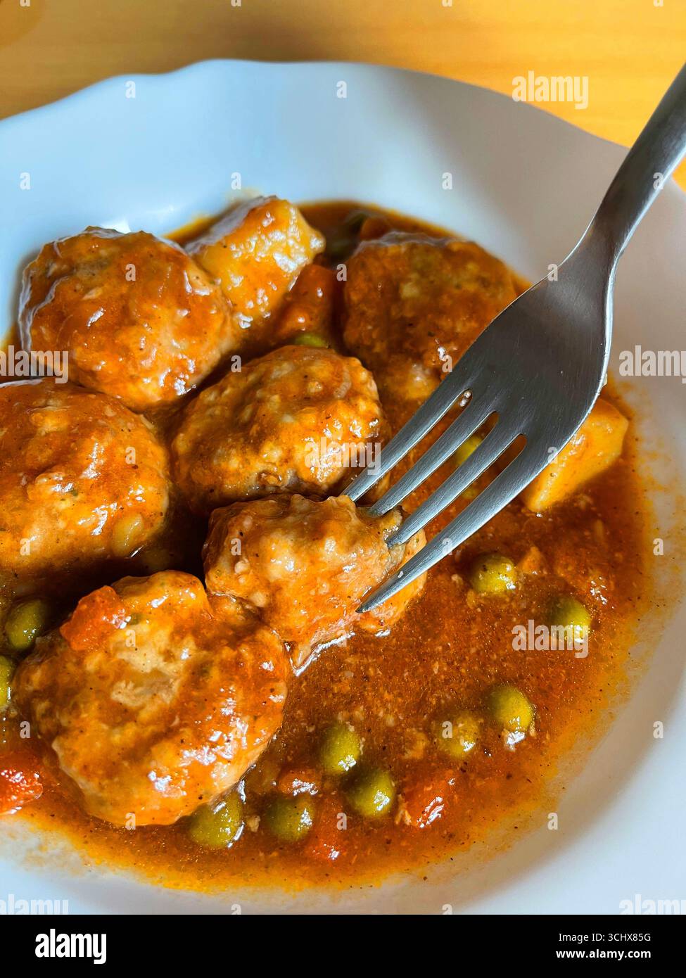 Mangiare polpette con salsa di verdure. Spagna. Foto Stock