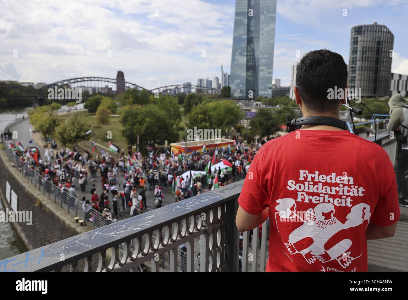 Diverse migliaia di persone prendono parte a una manifestazione pro-Palestina con lo slogan United 4 Gaza a Francoforte sul meno il 30 agosto 2025 all'Hafenp Foto Stock