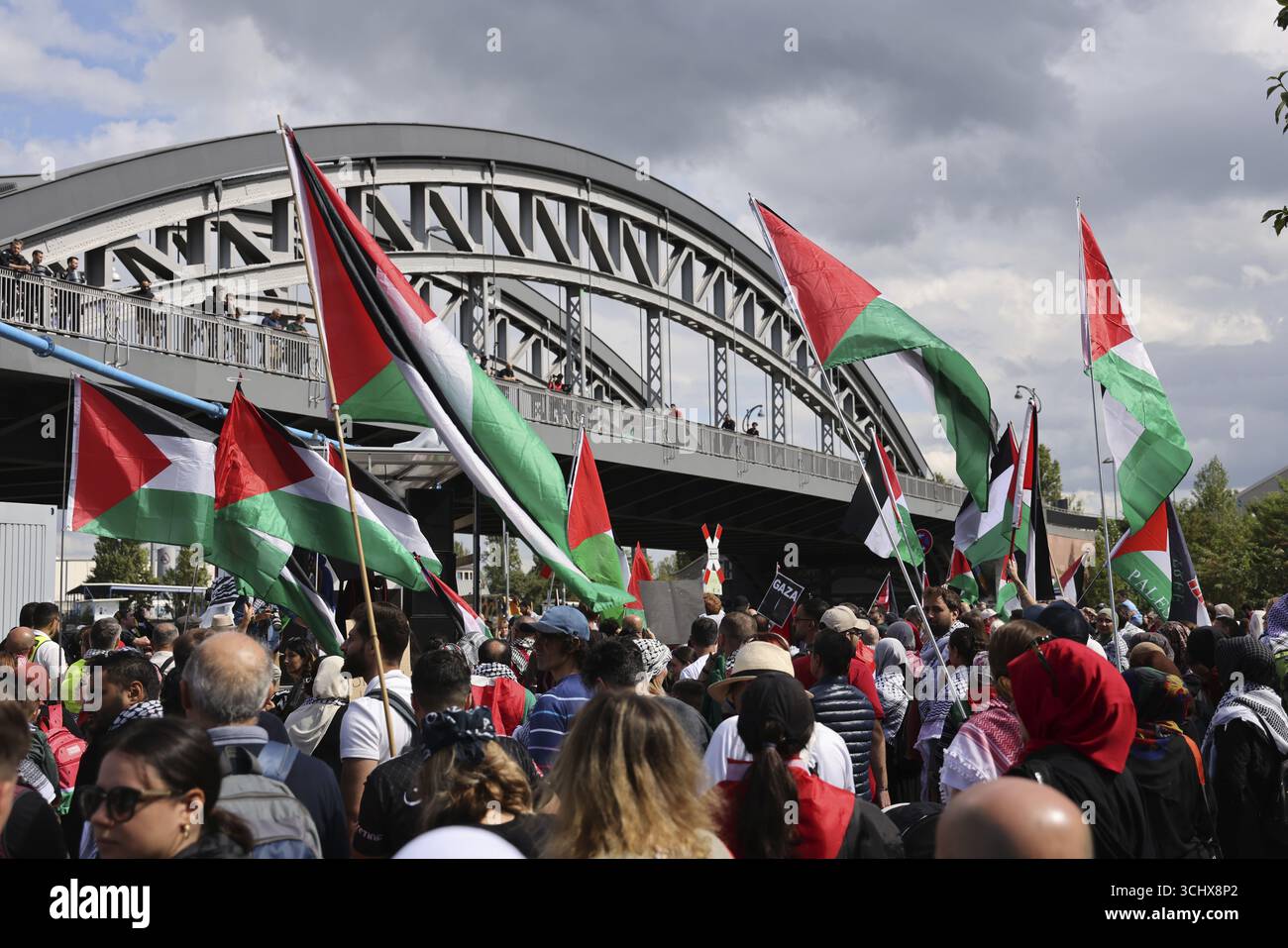 Diverse migliaia di persone prendono parte a una manifestazione pro-Palestina con lo slogan United 4 Gaza a Francoforte sul meno il 30 agosto 2025 all'Hafenp Foto Stock