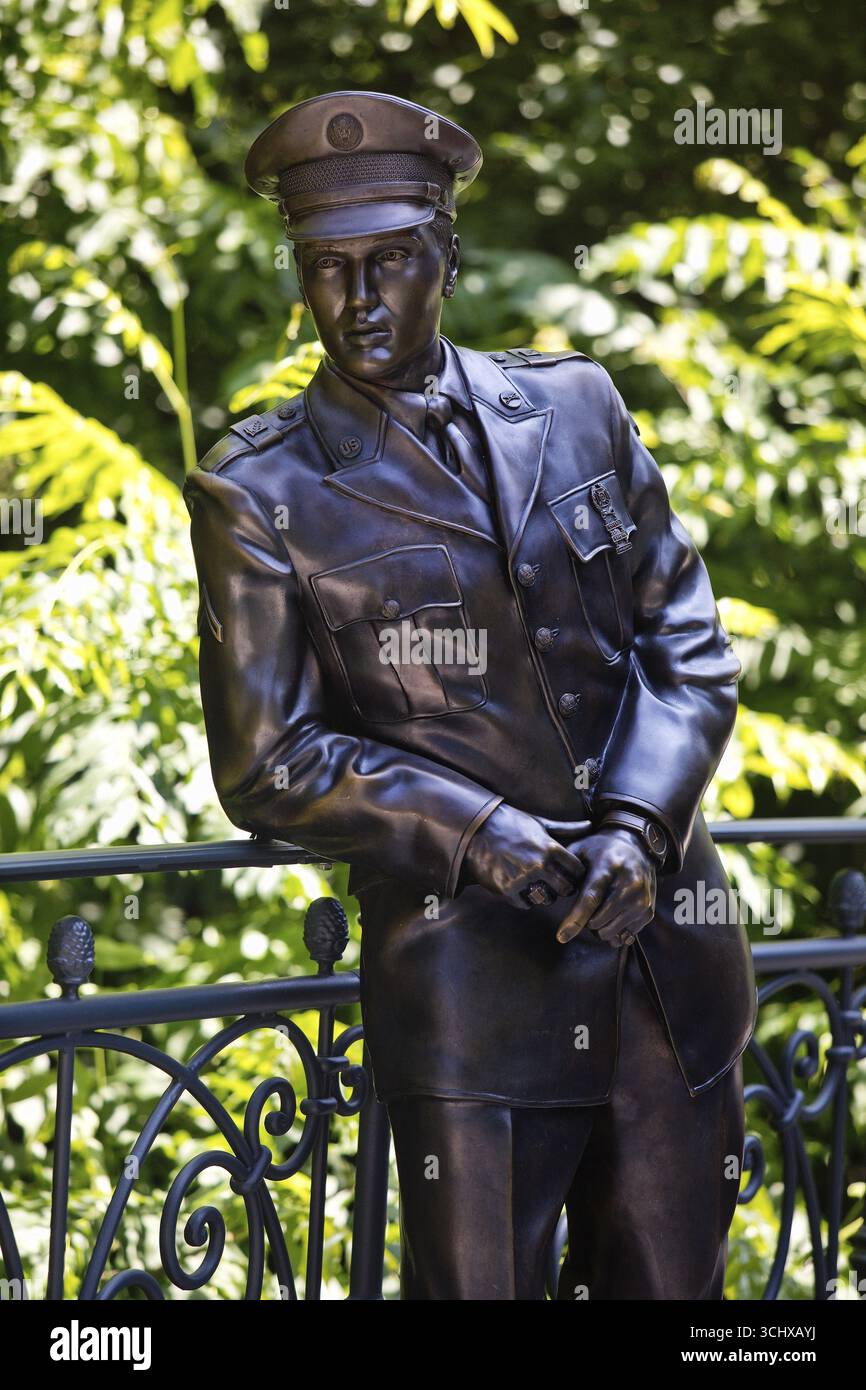 Elvis in bronzo sul ponte USA, statua in bronzo di Elvis Presley, che visse a Bad Nauheim dal 1958 al 1960, Assia, Germania Foto Stock