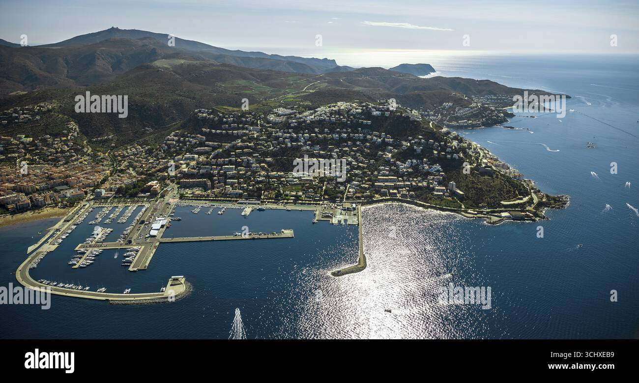 Marina delle rose nel Mar Mediterraneo e nella Baia delle rose, delle rose, della Costa Brava, della Catalogna, della Spagna, Europa, vista aerea, vista a volo d'uccello, vista aerea Foto Stock
