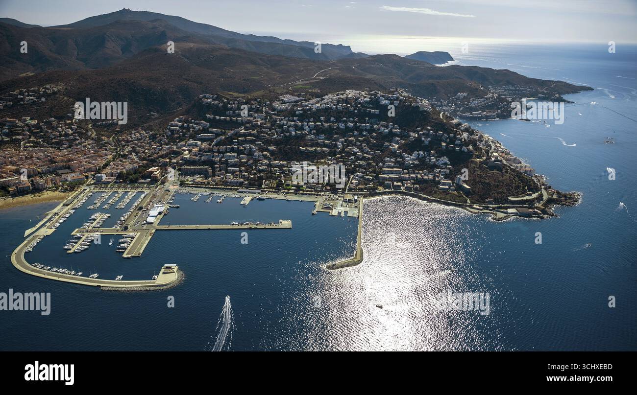 Marina delle rose nel Mar Mediterraneo e nella Baia delle rose, delle rose, della Costa Brava, della Catalogna, della Spagna, Europa, vista aerea, vista a volo d'uccello, vista aerea Foto Stock