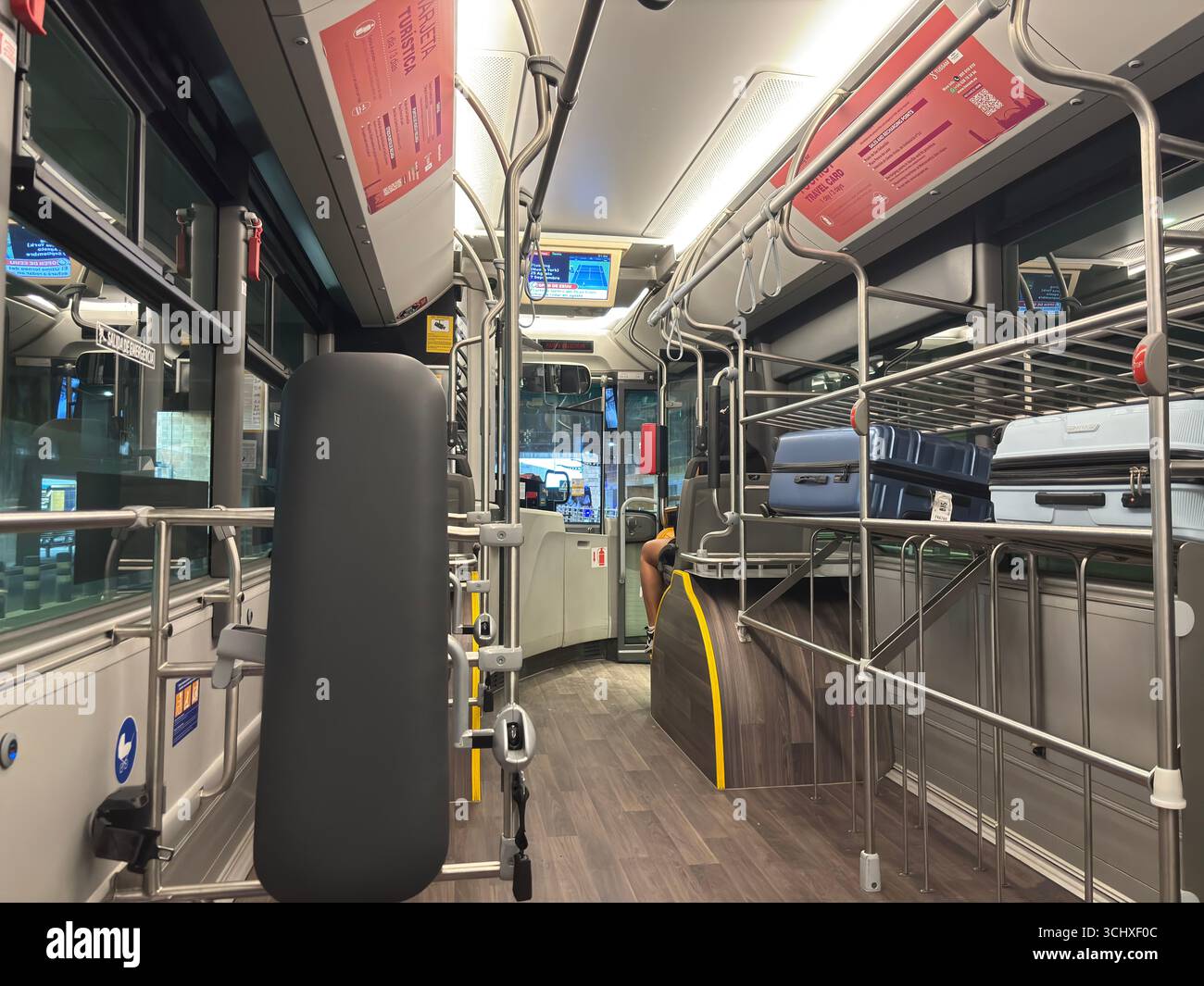 All'interno dell'autobus EA dell'aeroporto di Siviglia, con i moderni mezzi di trasporto pubblico con posti a sedere, finestre e un'atmosfera urbana. Spagna Foto Stock