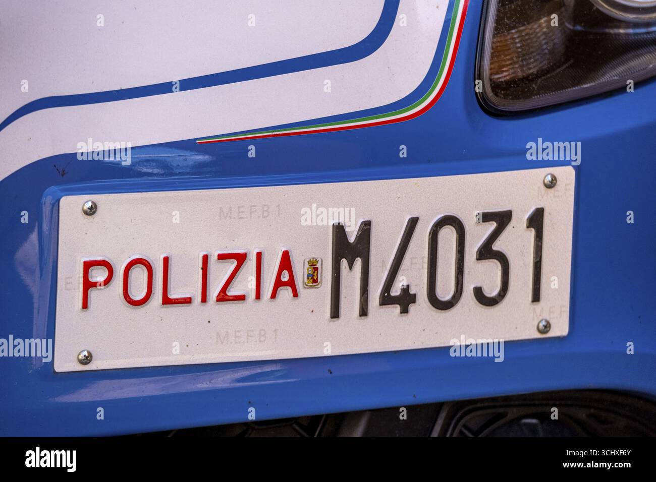 Sardegna, Alfa Romeo, polizia M4031, Bosa, Europa, Provincia di Oristano, Italia, alfa Romeo, macchina della polizia, segnale della polizia, polizia Foto Stock