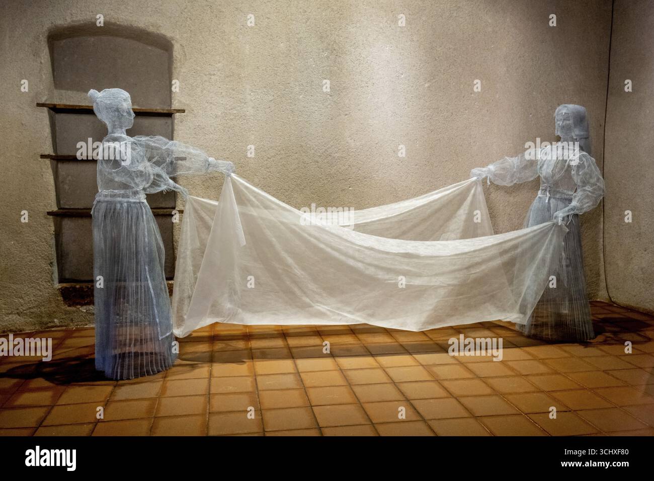 Sardegna, donna come modello a griglia nel museo al lavoro, Fordongianus, Europa, Provincia di Oristano, Italia, lavoro, architettura, mostra, osservazione, p Foto Stock